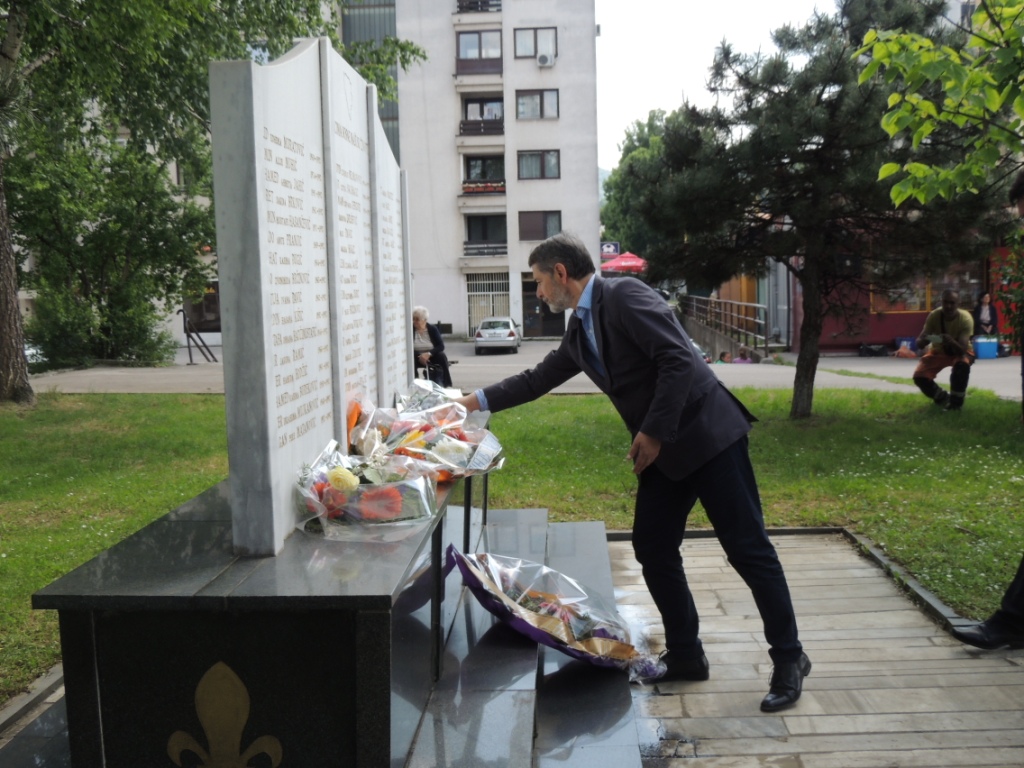Delegacija Grada Tuzla položila cvijeće pred spomen obilježje u mjesnoj zajednici Slavinovići