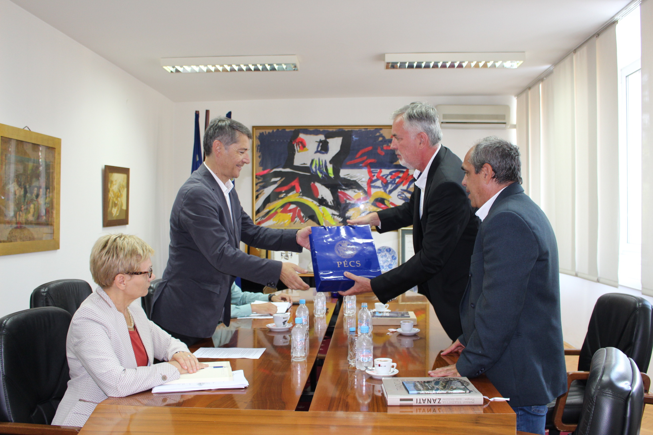 Dogovoren nastavak kulturne saradnje i povećanje obima saradnje u poljoprivredi i ekonomiji između  bratskih gradova Pečuha i Tuzle
