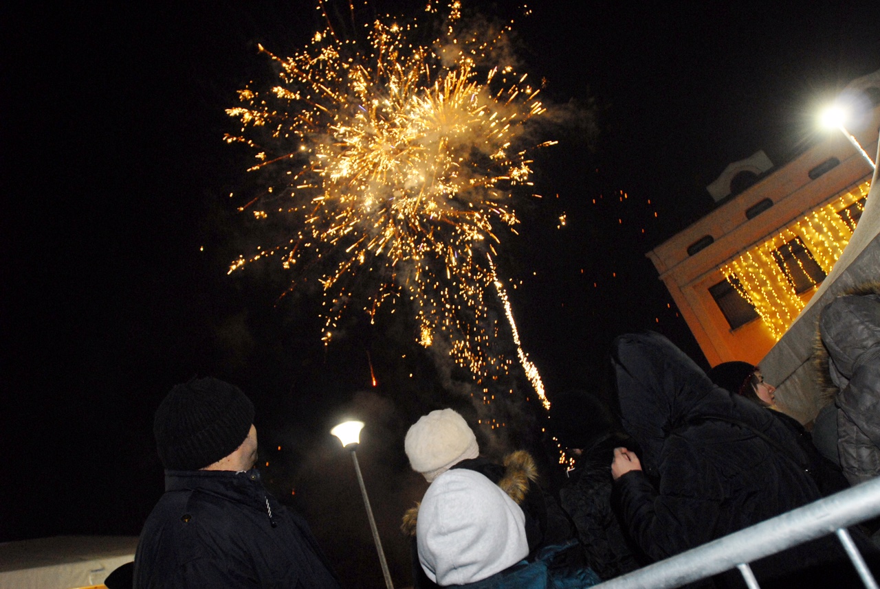 Više od 5000 ljudi dočekalo Novu 2017. godinu na Trgu slobode u Tuzli