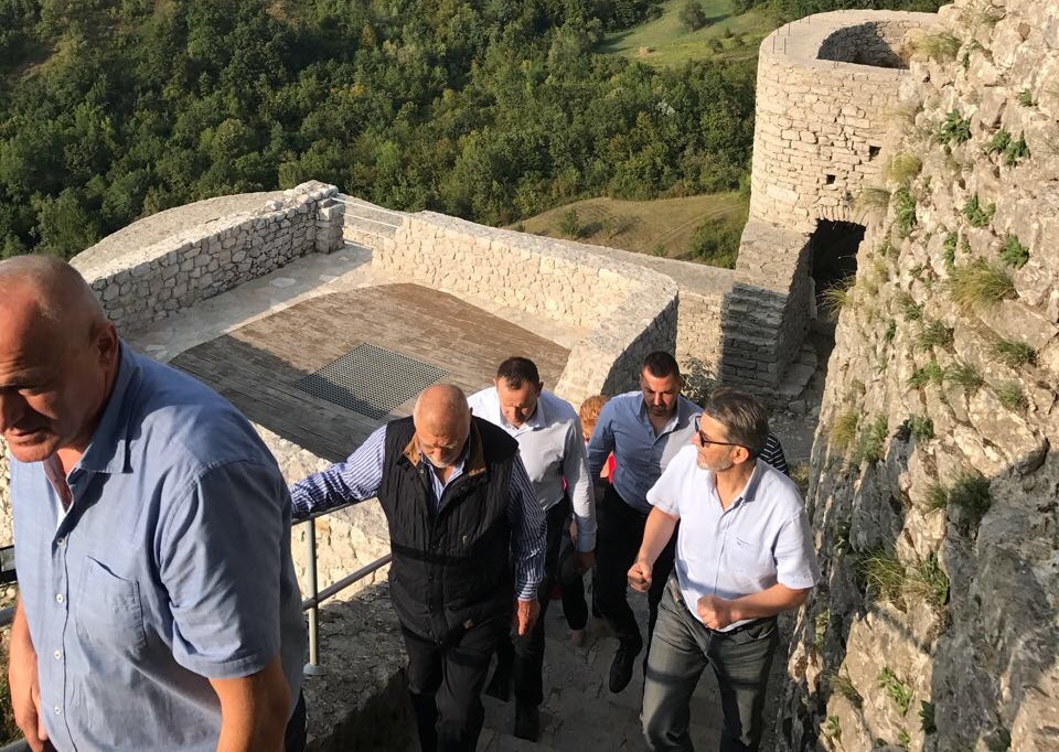 Bivši predsjednik Republike Hrvatske Stjepan Mesić i gradonačelnik Tuzle Jasmin Imamović posjetili tvrđavu u Srebreniku