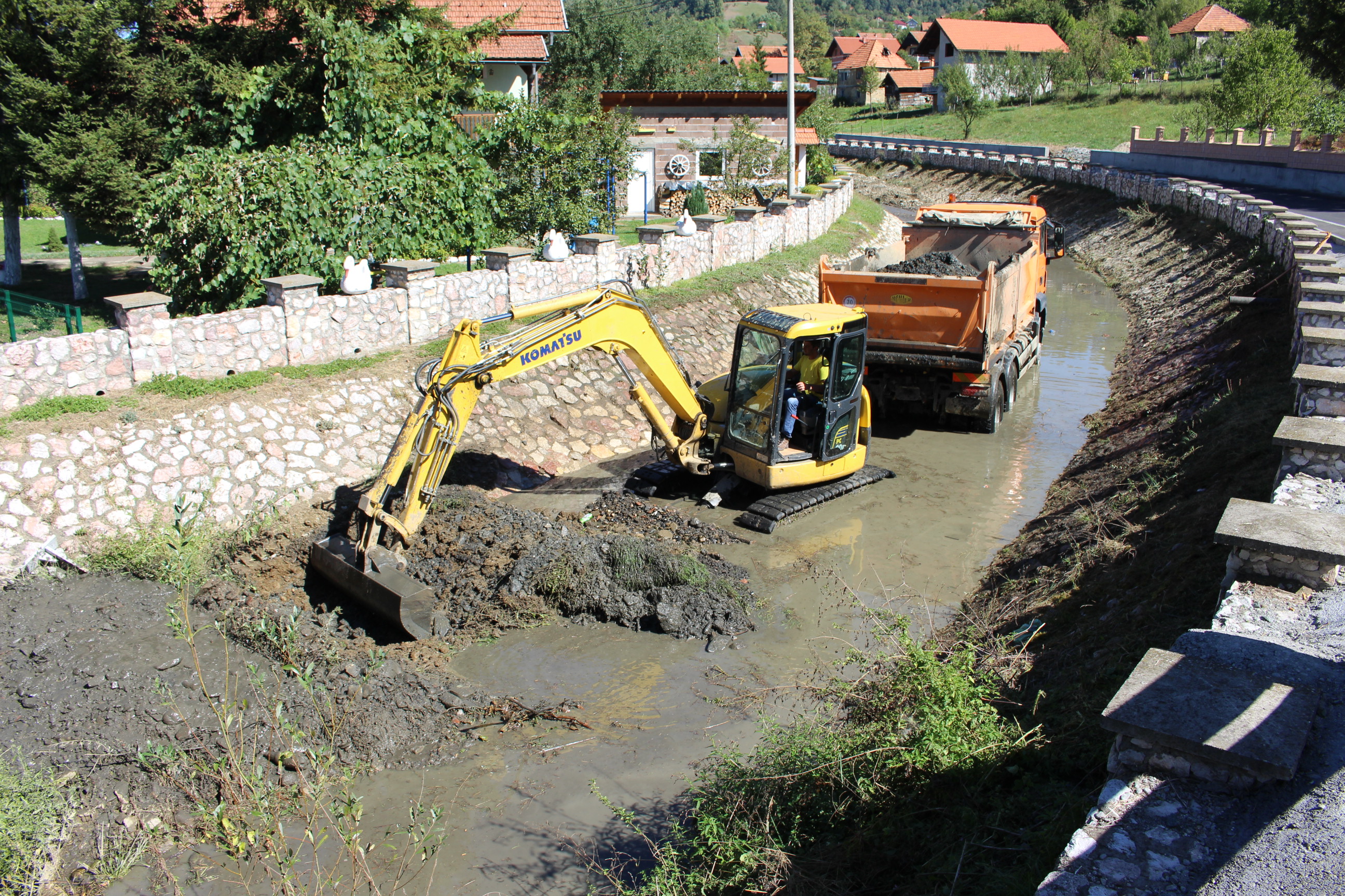 U toku su radovi na čišćenju odvoda i regulisanju vodotoka u MZ Gornja Tuzla