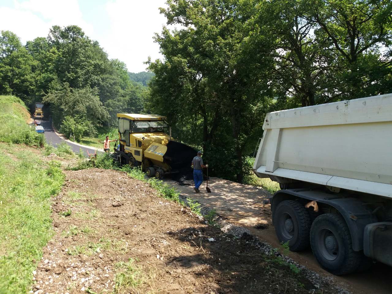 (foto) U toku sanacija puta pored groblja i kapele Svetog Filipa i Jakova u mjesnoj zajednici Breške