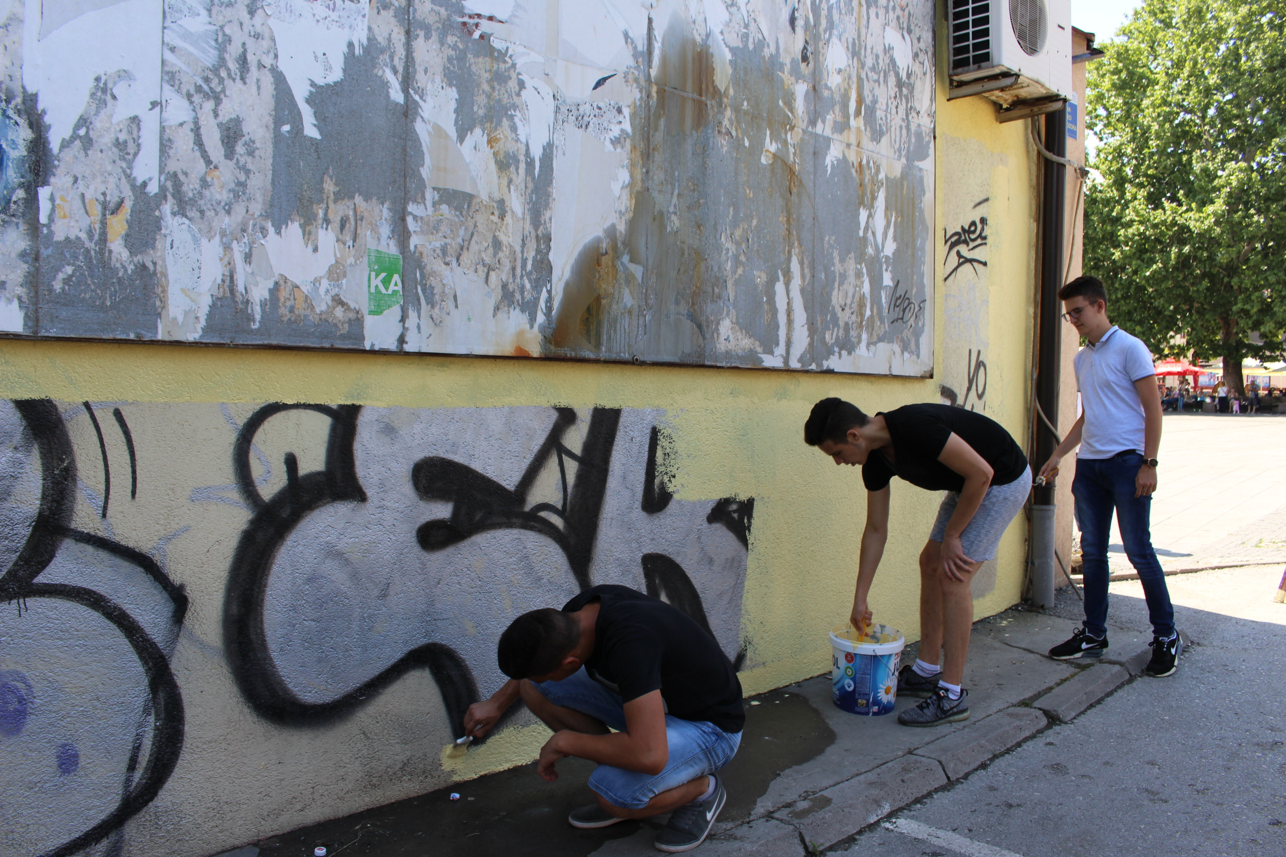 (foto) Organizovana zajednička akcija uklanjanja grafita