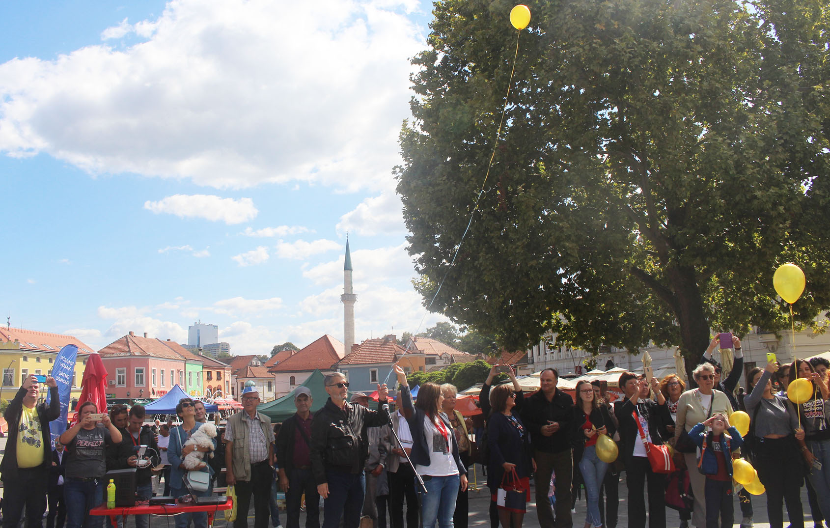 Upriličena manifestacija Plamen života: Puštanje u zrak balona na Trgu Slobode za djecu koja se bore protiv raka