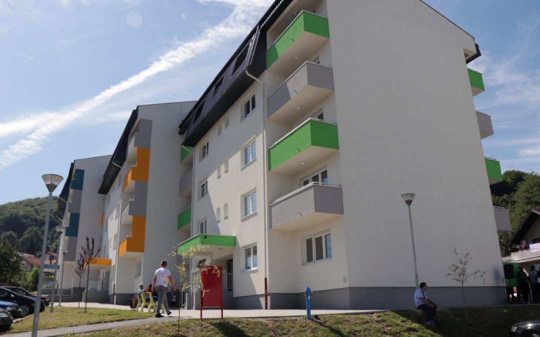 Uručeni ključevi 90 novih stanova u tuzlanskom naselju Miladije porodicama iz kolektivnog centra Mihatovići