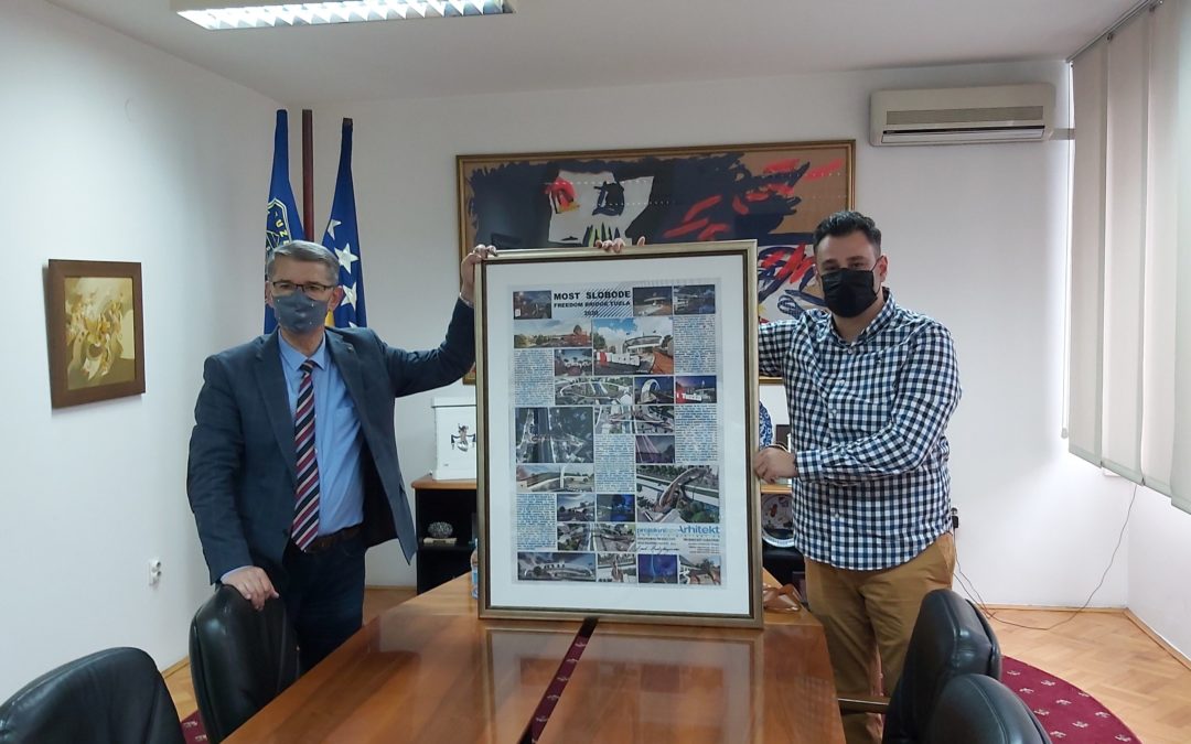 FOTO: Arhitekta Hadžibeganović uručio projekat mosta „Sloboda“ gradonačelniku Imamoviću