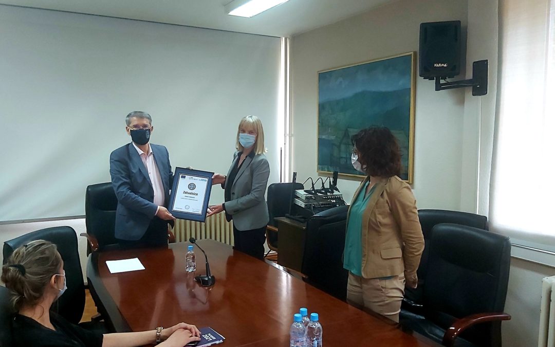 Udruženje građana Vive žene uručilo zahvalnicu Jasminu Imamoviću, gradonačelniku Tuzle