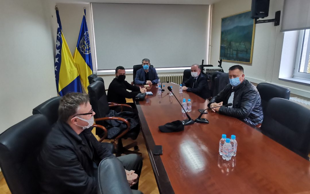 U gradskoj upravi Tuzle održan sastanak sa Nogometnim savezom BiH o projektu rekonstrukcije terena stadiona Tušanj