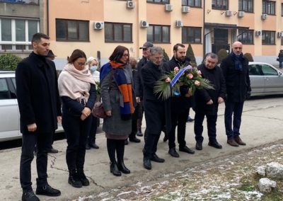 Polaganje cvijeća na spomeniku "Suza"