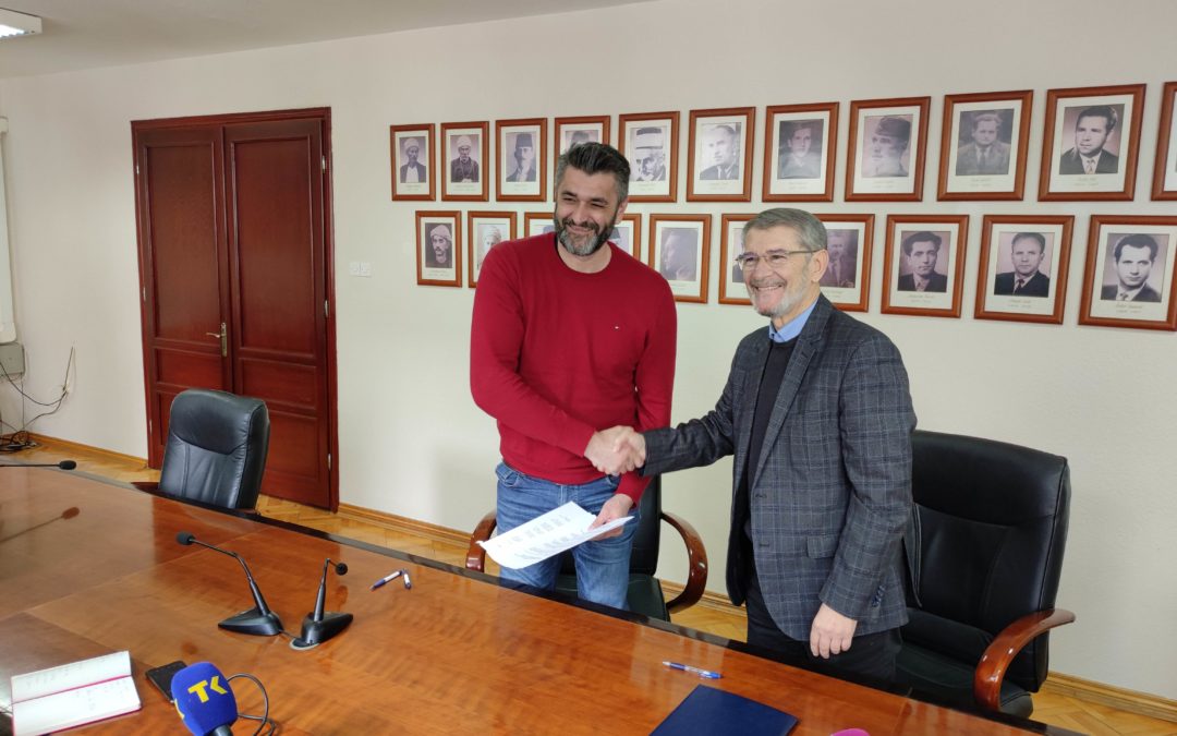 Gradonačelnik Tuzle i direktor Memorijalnog centra potpisali Sporazum o pružanju finansijske podrške Grada Tuzle radu Memorijalnog centra Srebrenica i pozvali građane na skup podrške Ukrajini i miru u Evropi i Bosni i Hercegovini
