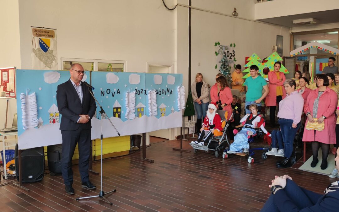 Grad Tuzla i ove godine obezbijedio novogodišnje paketiće za djecu