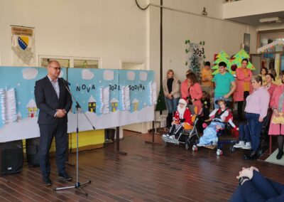 Grad Tuzla i ove godine obezbijedio novogodišnje paketiće za djecu