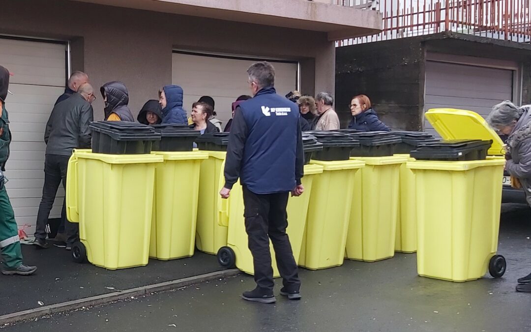 Započeta akcija podjele kanti za ambalažni i miješani otpad za domaćinstva u MZ Mejdan u Tuzli
