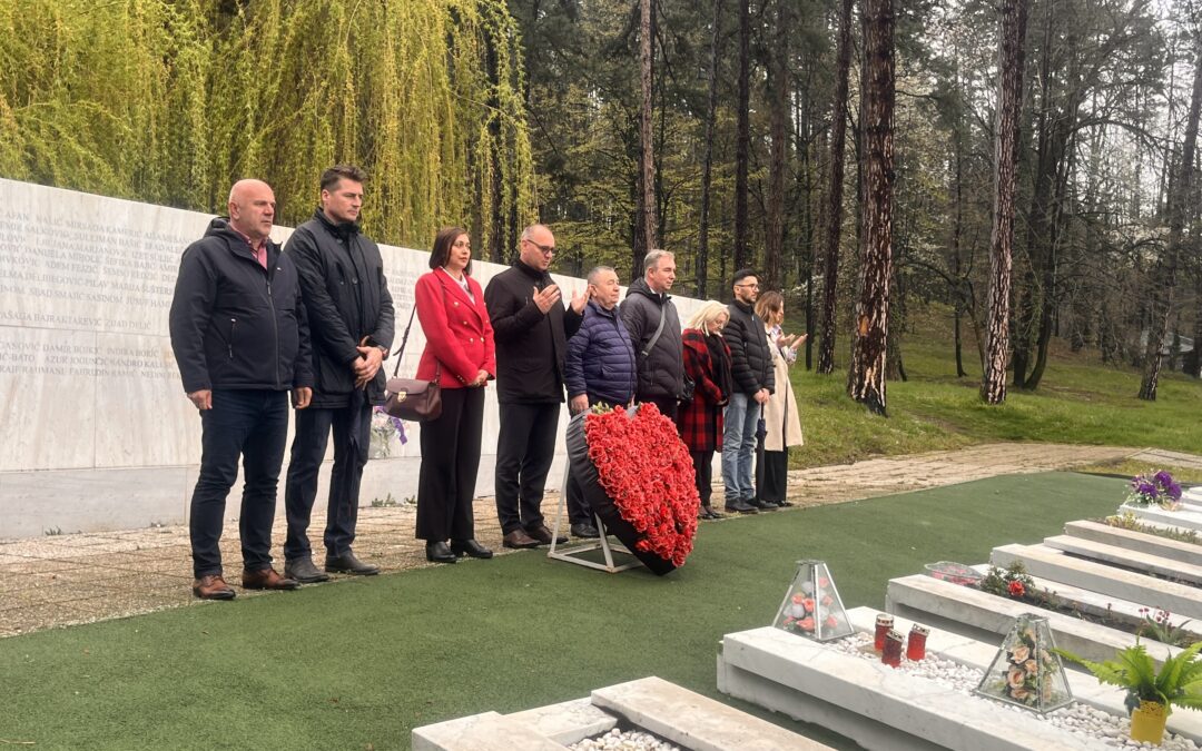 Polaganjem cvijeća na spomen kompleksu Slana Banja u Tuzli odata počast palim borcima Armije RBiH