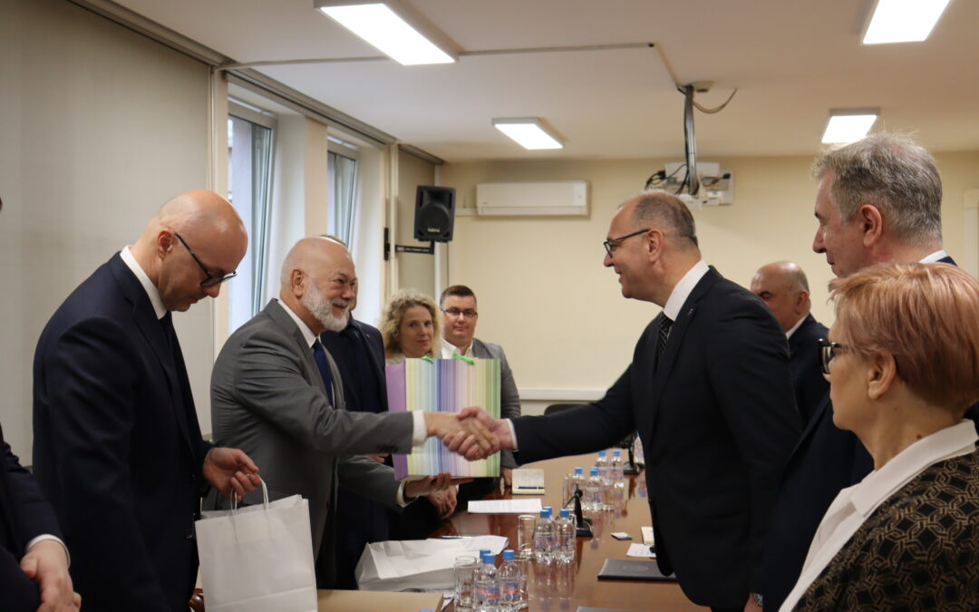 Gradonačelnik Zijad Lugavić sastao se sa opunomoćenikom Vlade Slovačke Republike za romske zajednice Jánom Herom i ambasadorom Slovačke Republike u BiH, Romanom Hlobeňom