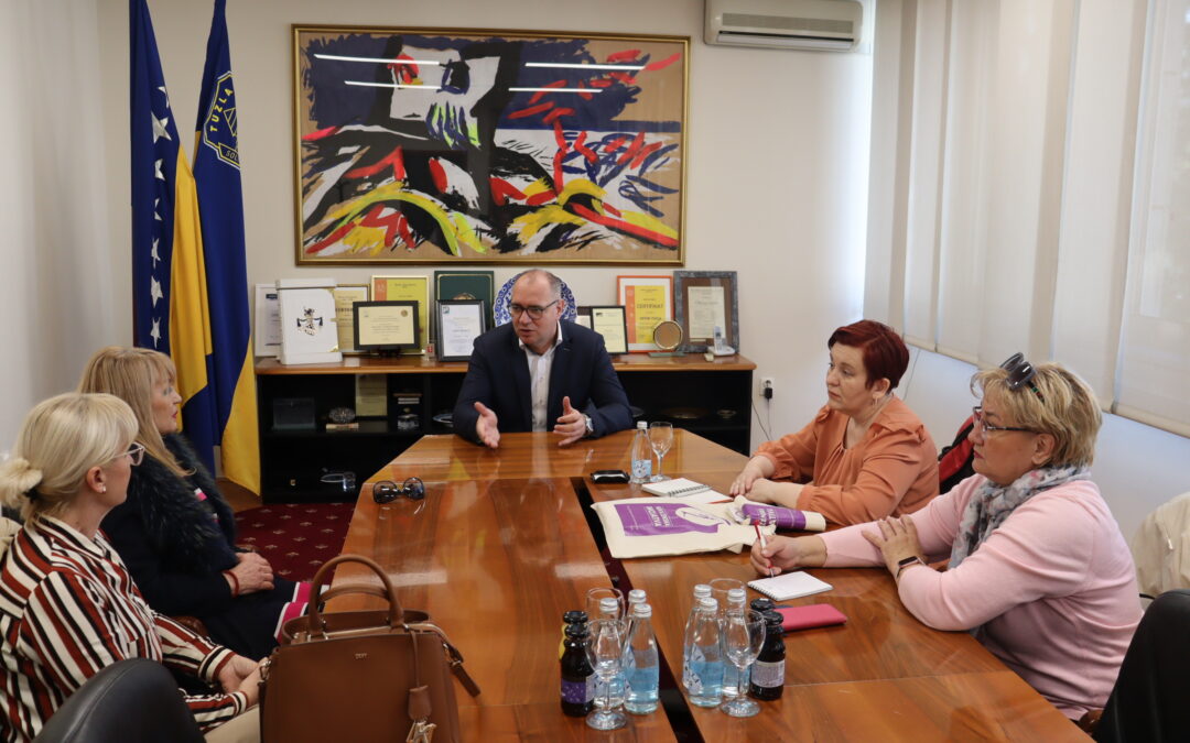 Predstavnice UG “Nova ženska inicijativa” Tuzla na sastanku sa gradonačelnikom Lugavićem