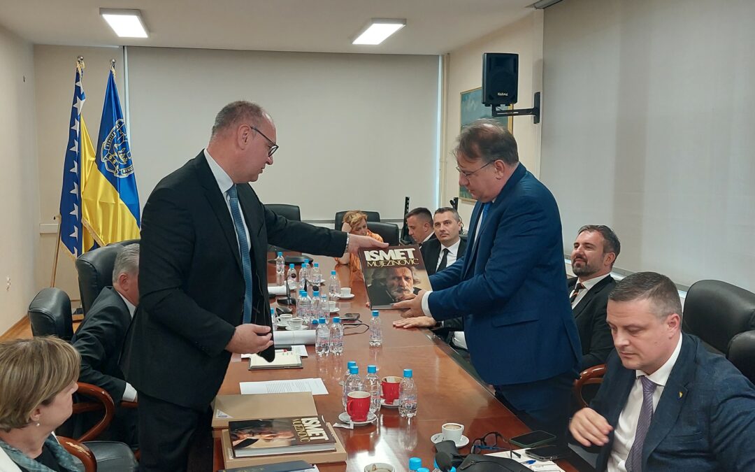 Premijer Nikšić sa delegacijom sastao se sa gradonačelnikom Lugavićem u Tuzli