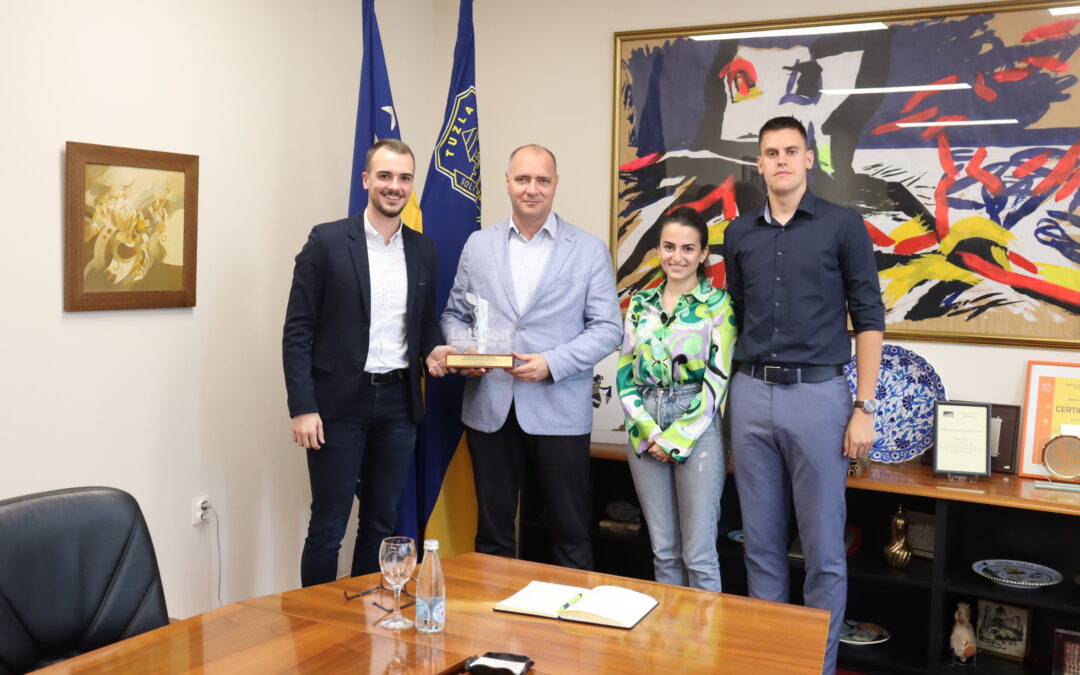 Priznanje Gradu Tuzli za dugogodišnju podršku u  realizaciji projekta „Let's Do It Tuzla“