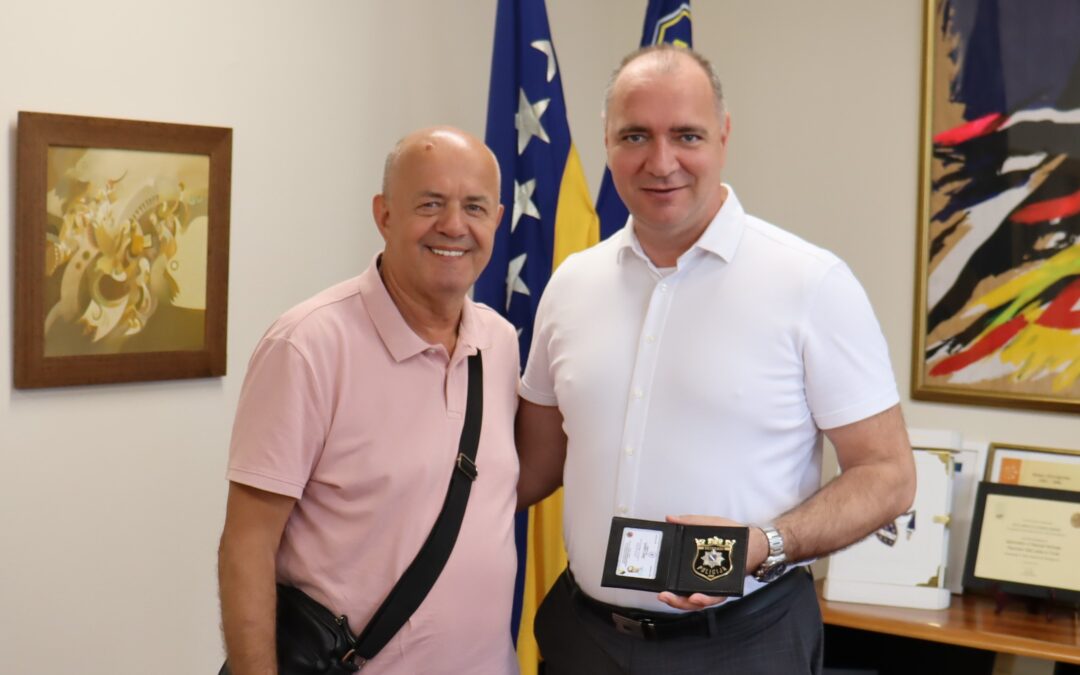 Gradonačelniku Lugaviću uručena kartica počasnog člana Udruženja pripadnika policije ‘91- ‘95 „4. April“ Tuzla