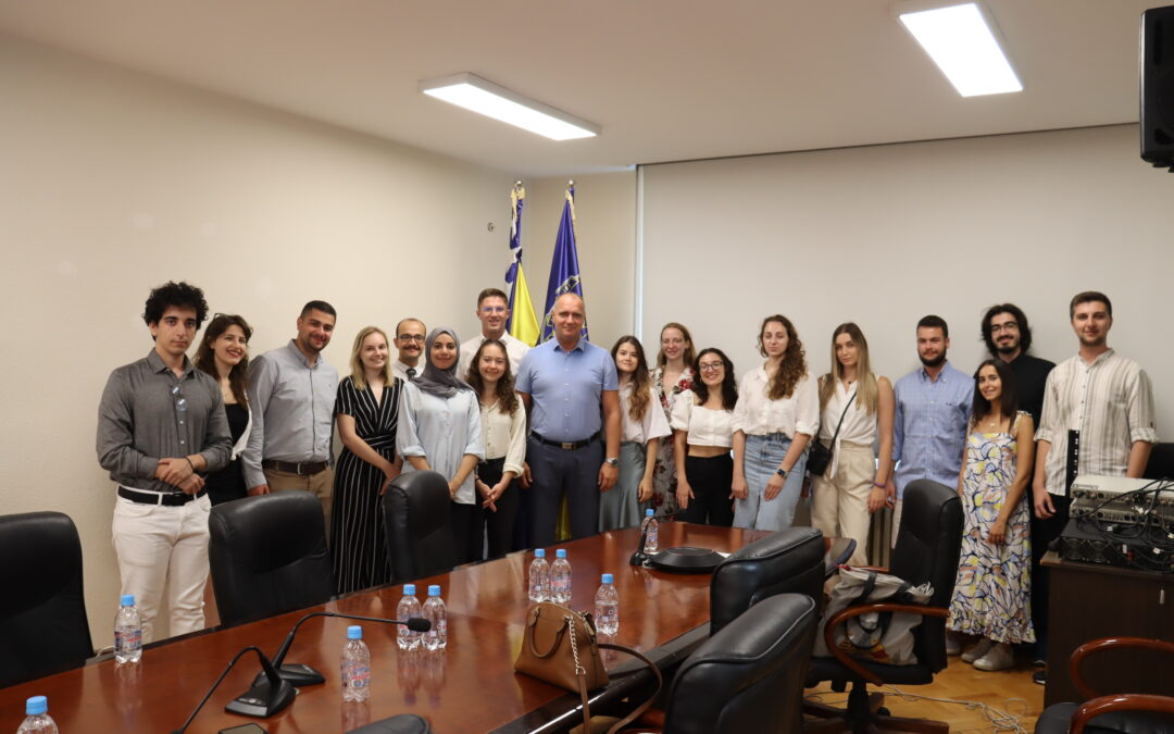 Predstavnici udruženja studenata medicine BoHeMSA zajedno sa studentima na razmjeni u BoHeMSA LC Tuzla na sastanku kod gradonačelnika Tuzle