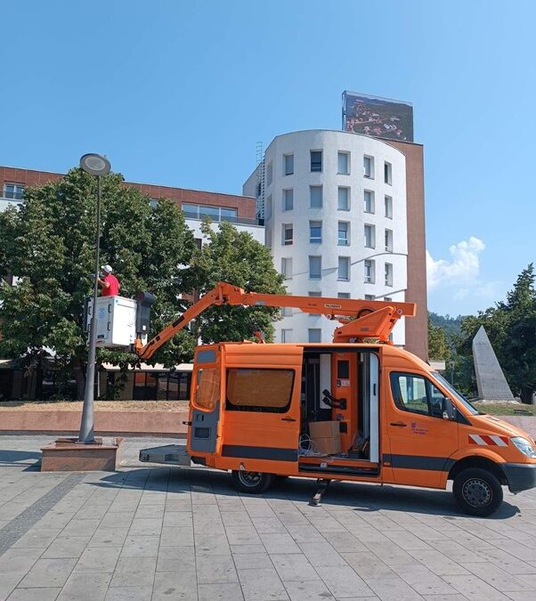 Postavlja se nova, energetski efikasnija i kvalitetnija rasvjeta na Trgu slobode u Tuzli