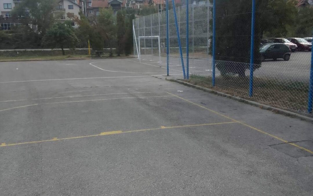 Postavljena zaštitna ograda na sportskom igralištu u MZ Slavinovići