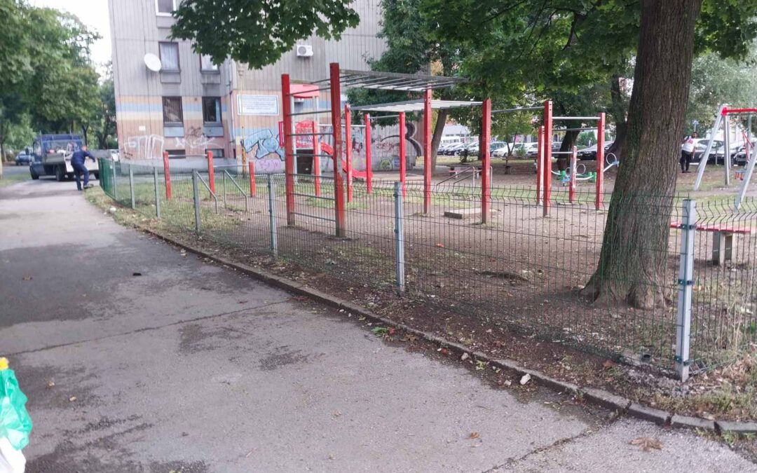 Postavljena zaštitna ograda na dječijem igralištu u Krečanskoj ulici