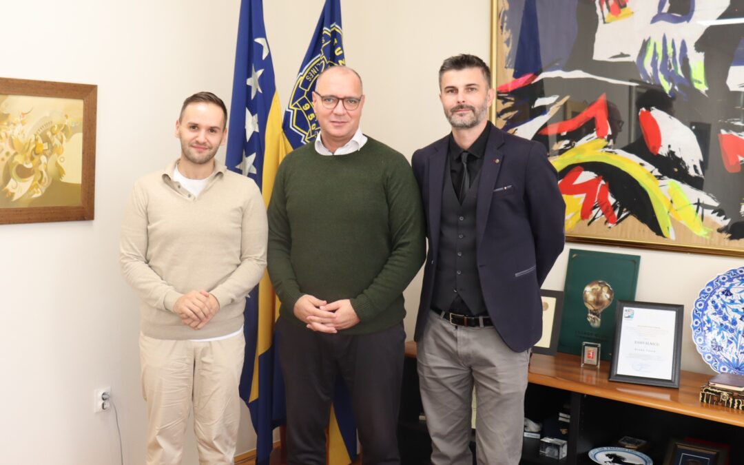 Gradonačelnik Lugavić se sastao sa Mirzom Mustafagićem i predstavnikom Fondacije tuzlanske zajednice u povodu humanitarne kampanje “I ti možeš biti ta osoba”