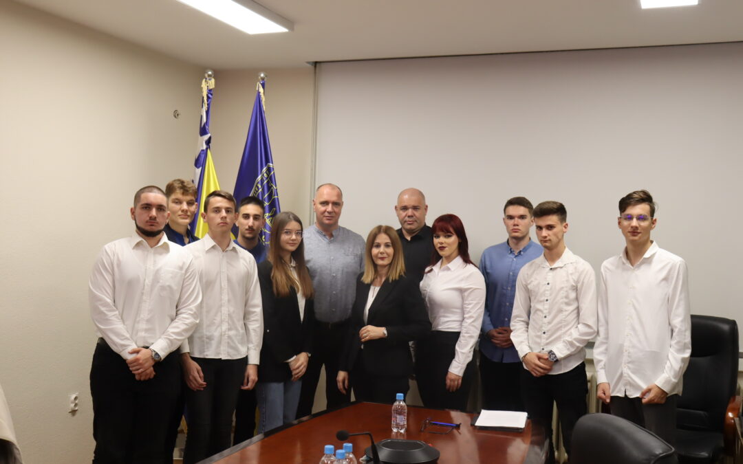 Gradonačelniku Lugaviću učenici Elektrotehničke škole predstavili Projekt građanin/Ja građanin