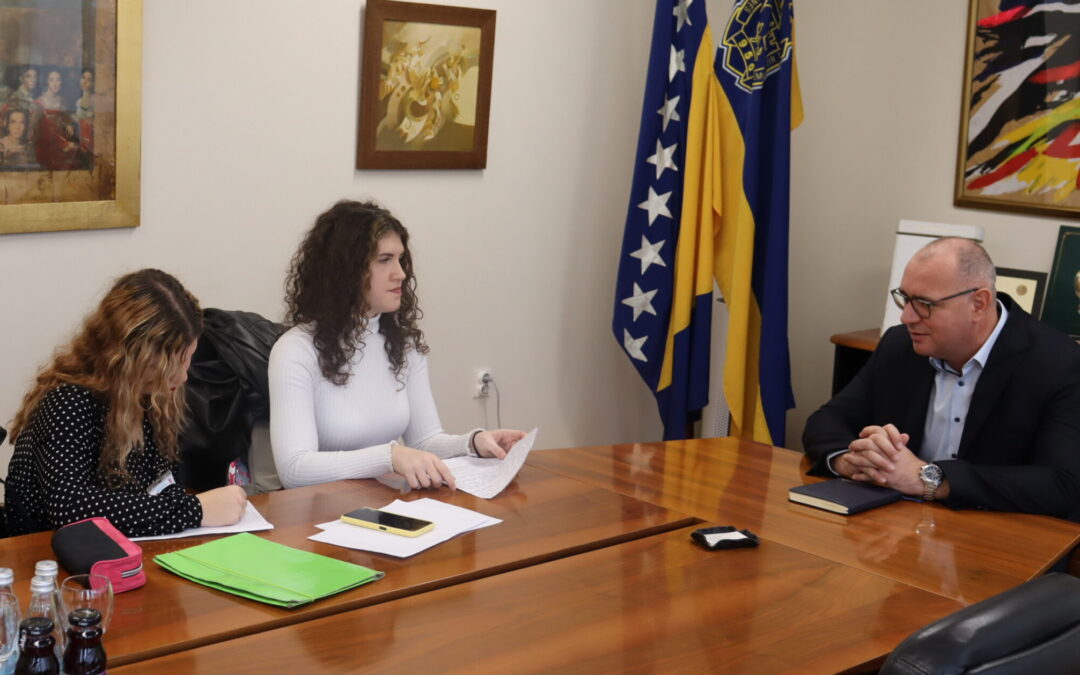 Gradonačelnik Lugavić razgovarao sa učenicama Medicinske škole o problemu odlaska mladih