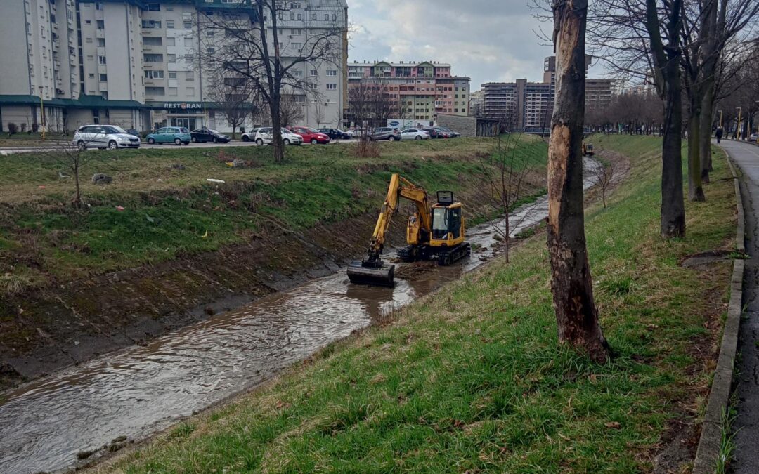 U Tuzli u toku radovi na čišćenju korita Jale i održavanju higijene u MZ Slavinovići