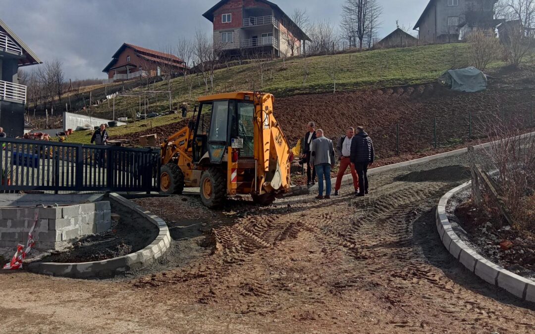 U toku radovi na asfaltiranju puta u ulici Zlatnih ljiljana, MZ Simin Han