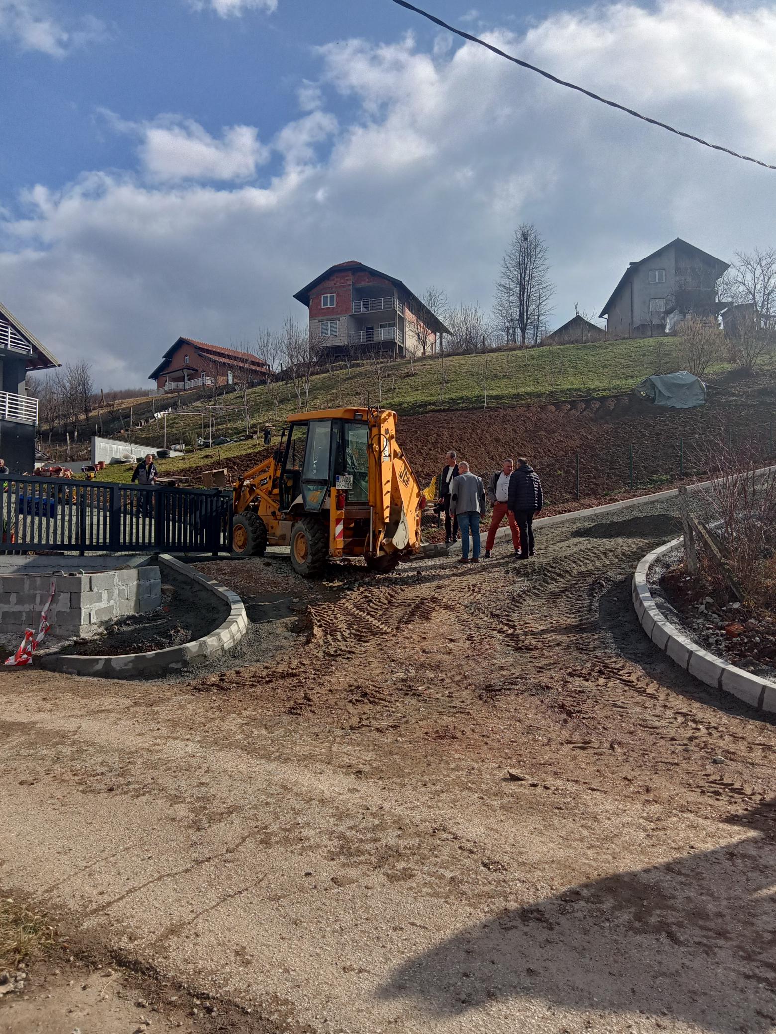 U toku radovi na asfaltiranju puta u ulici Zlatnih ljiljana, MZ Simin Han