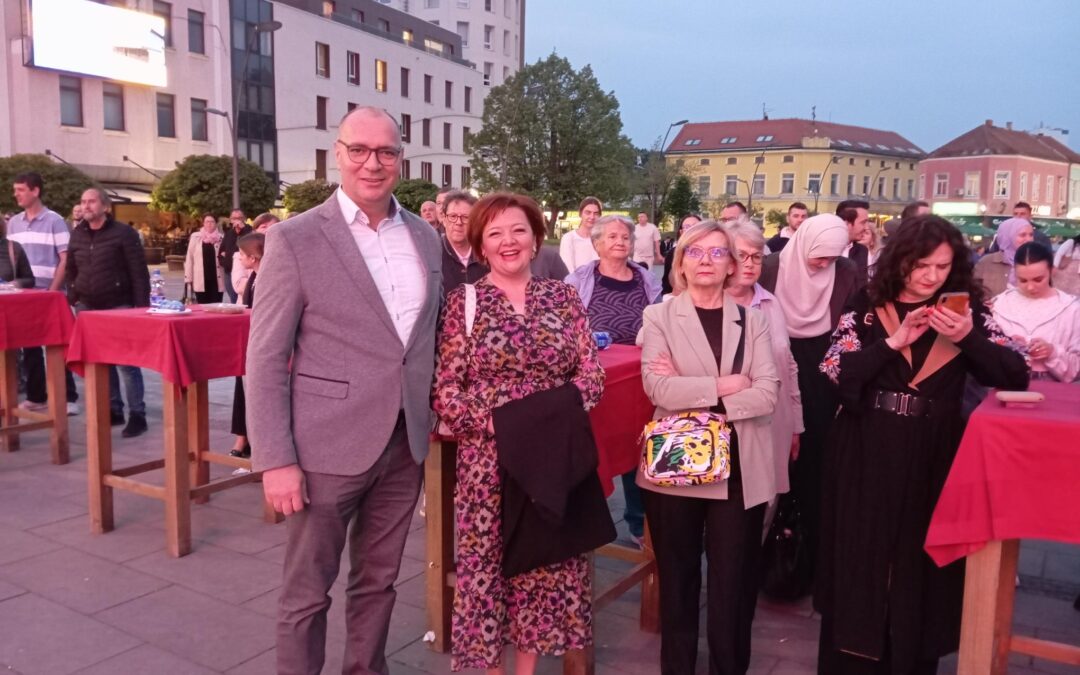 Na Trgu slobode, gradonačelnik Lugavić s građanima obilježio Ramazanski bajram