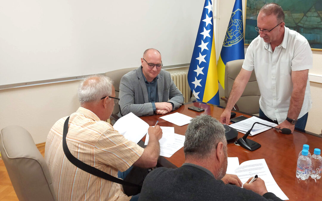 Gradonačelnik Lugavić potpisao ugovore o dodjeli plastenika: Projekat “Ekonomsko osnaživanje socijalno i materijalno ugroženih osoba i mladih osoba kroz proizvodnju povrća u plastenicima”