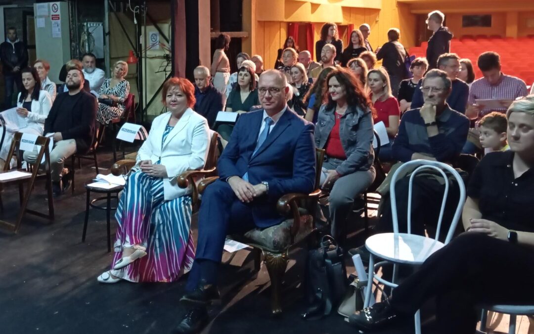 Gradonačelnik Lugavić prisustvovao koncertu muzičkog sastava “3Bees”u Narodnom pozorištu Tuzla