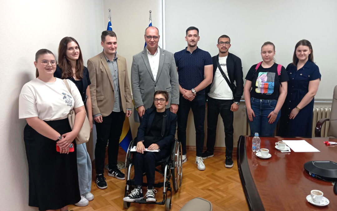 Na kafi sa gradonačelnikom Lugavićem mladi Tuzle diskutovali o značajnim temama