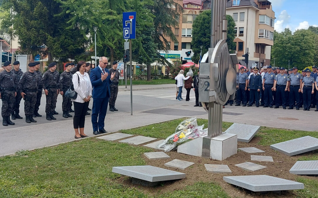 Gradonačelnik i predsjedavajuća GV Tuzle odali počast i položili cvijeće na spomen obilježju poginulim pripadnicima policije MUP TK-a u periodu 1991. – 1995. godine