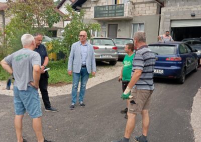 Gradonačelnik Lugavić u radnoj posjeti MZ Solina gdje je završeno asfaltiranje puta na Gradovrškoj cesti