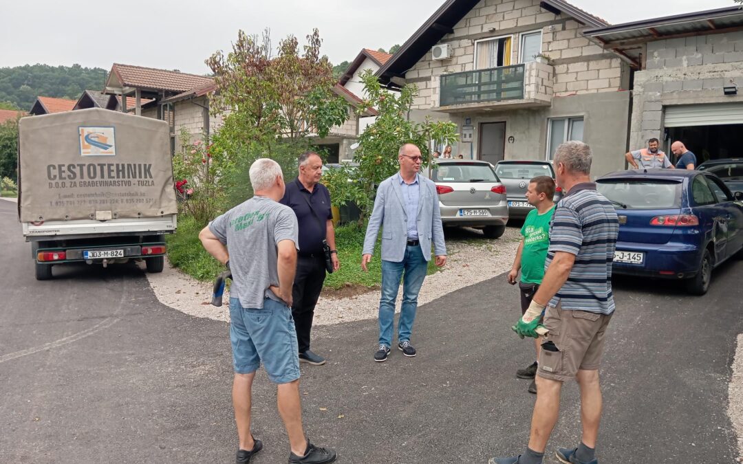 Gradonačelnik Lugavić u radnoj posjeti MZ Solina gdje je završeno asfaltiranje puta na Gradovrškoj cesti