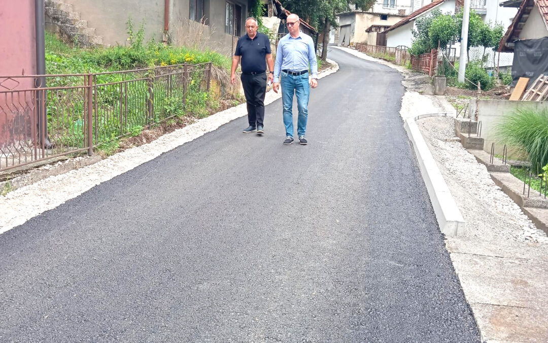 Završeno asfaltiranje puta u ulici Mahmuta Bušatlije, MZ Slavinovići – Gradonačelnik Lugavić: nastavljamo sa infrastrukturnim projektima