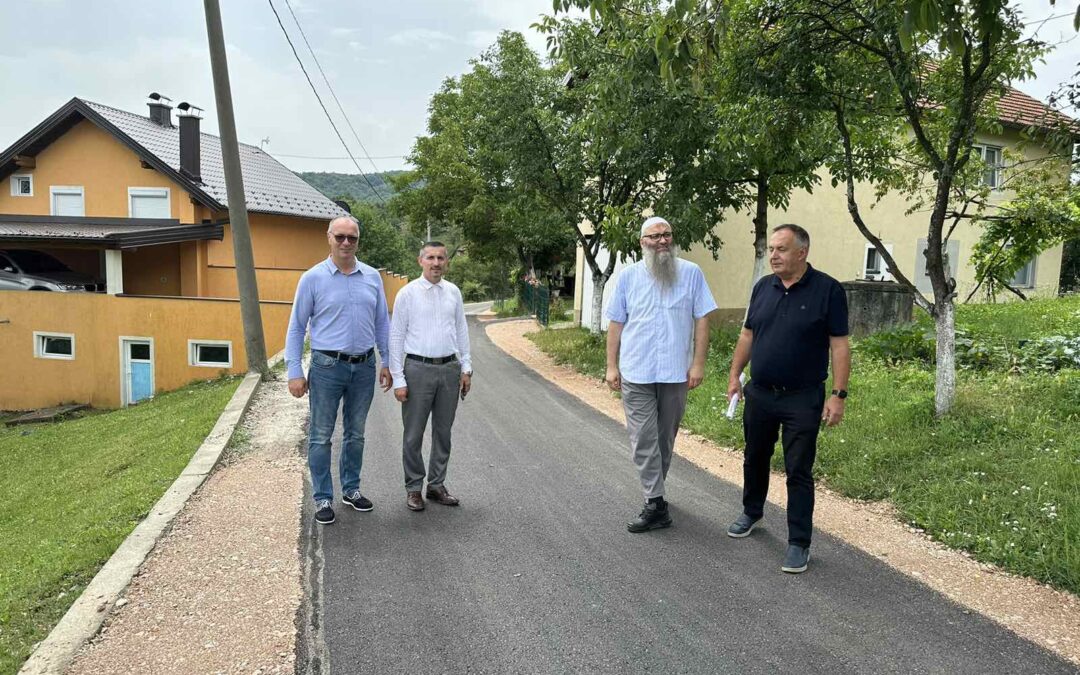 Gradonačelnik Tuzle u radnoj posjeti MZ Simin Han, gdje je završeno asfaltiranje puta u naselju Čaklovići