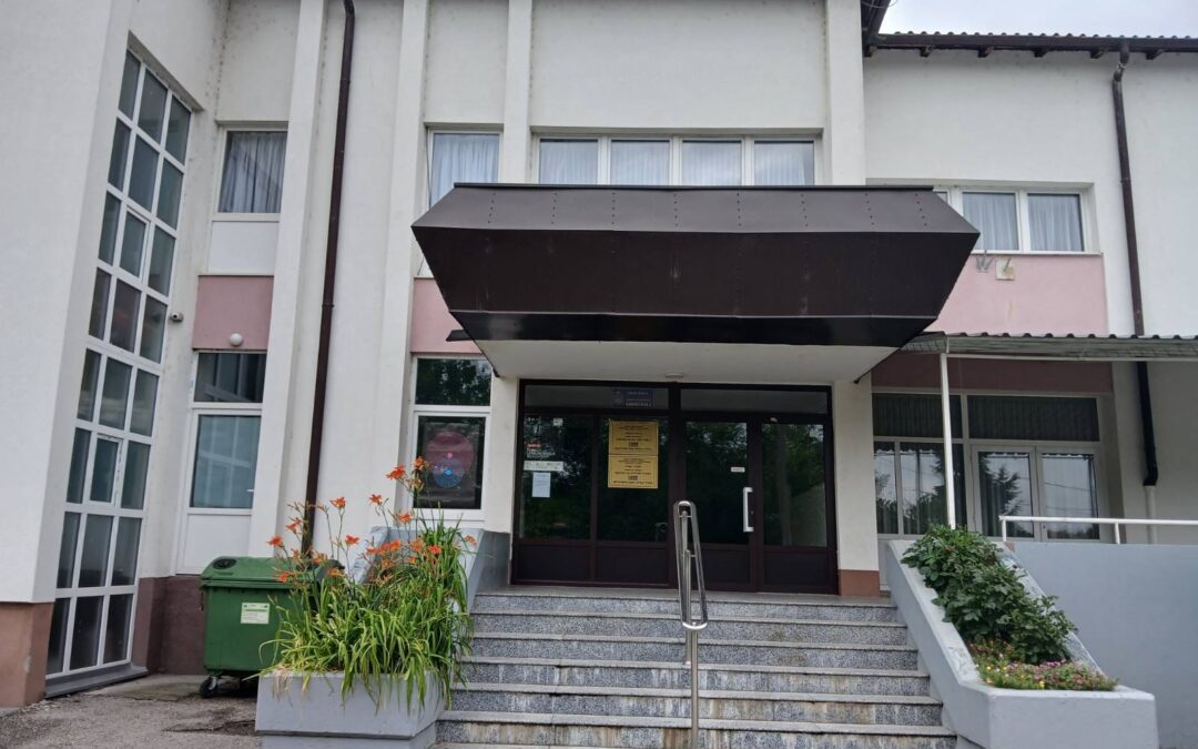Najava izložbe umjetničkih djela Fikreta Ibričića u Društvenom Domu Gornja Tuzla