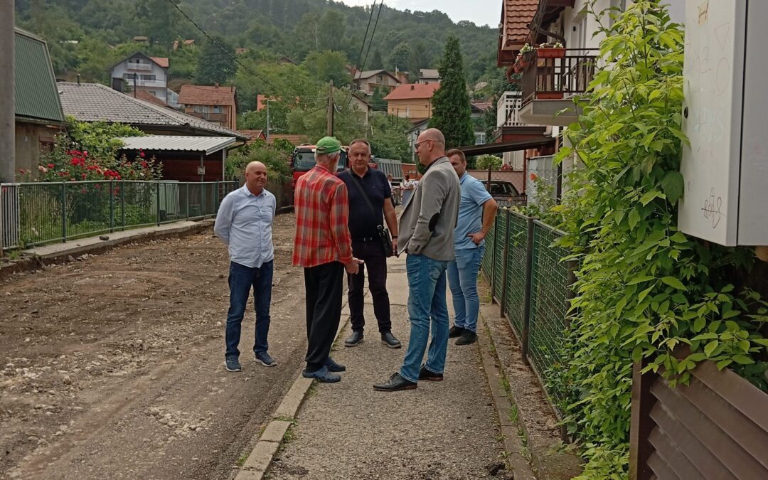 Gradonačelnik Lugavić posjetio MZ Mosnik gdje su u toku radovi na sanaciji puta u ulici Amalije Lebeničnik