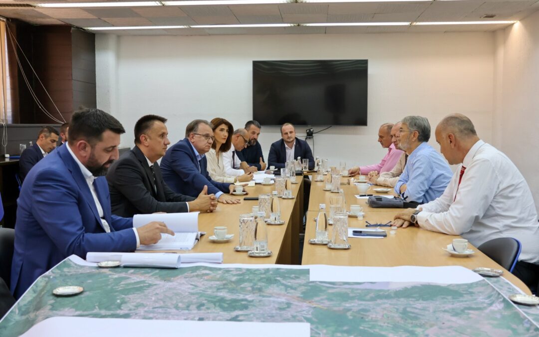 Premijer Nikšić i ministri Katić i Lakić na sastanku: Puna podrška projektima cestovne izgradnje na području Tuzle