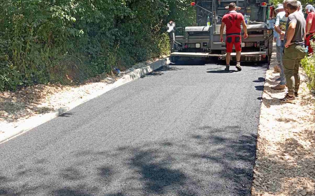 U toku asfaltiranje ulice Uzeira Mehičića u MZ Gornja Tuzla