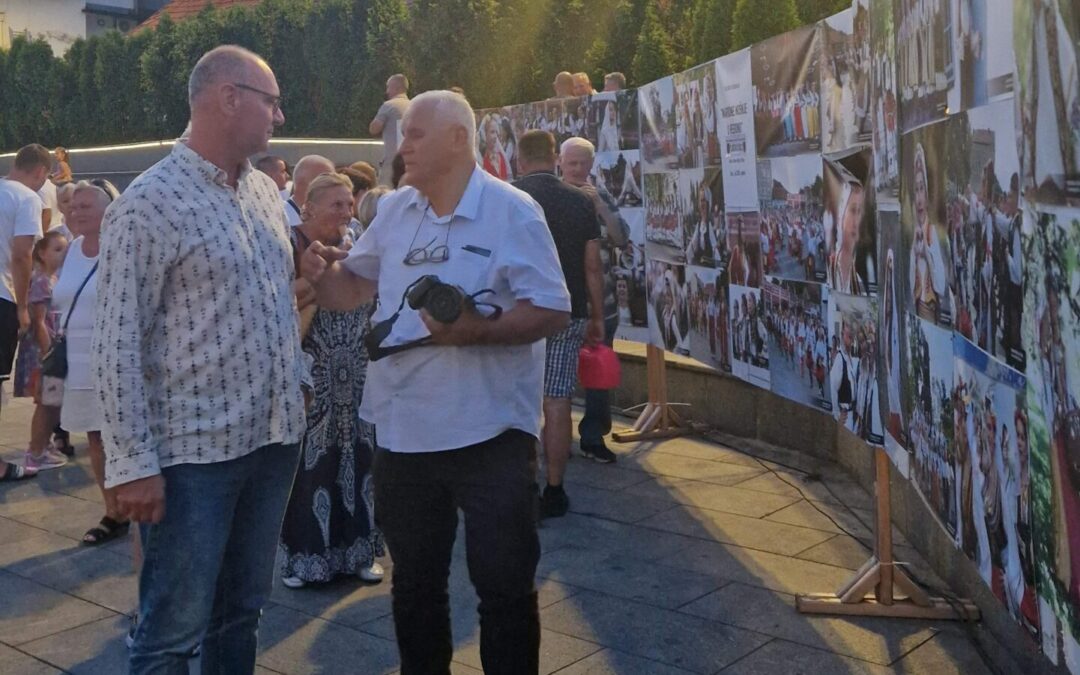 Na Trgu slobode gradonačelnik Lugavić otvorio izložbu “Narodne nošnje regiona”