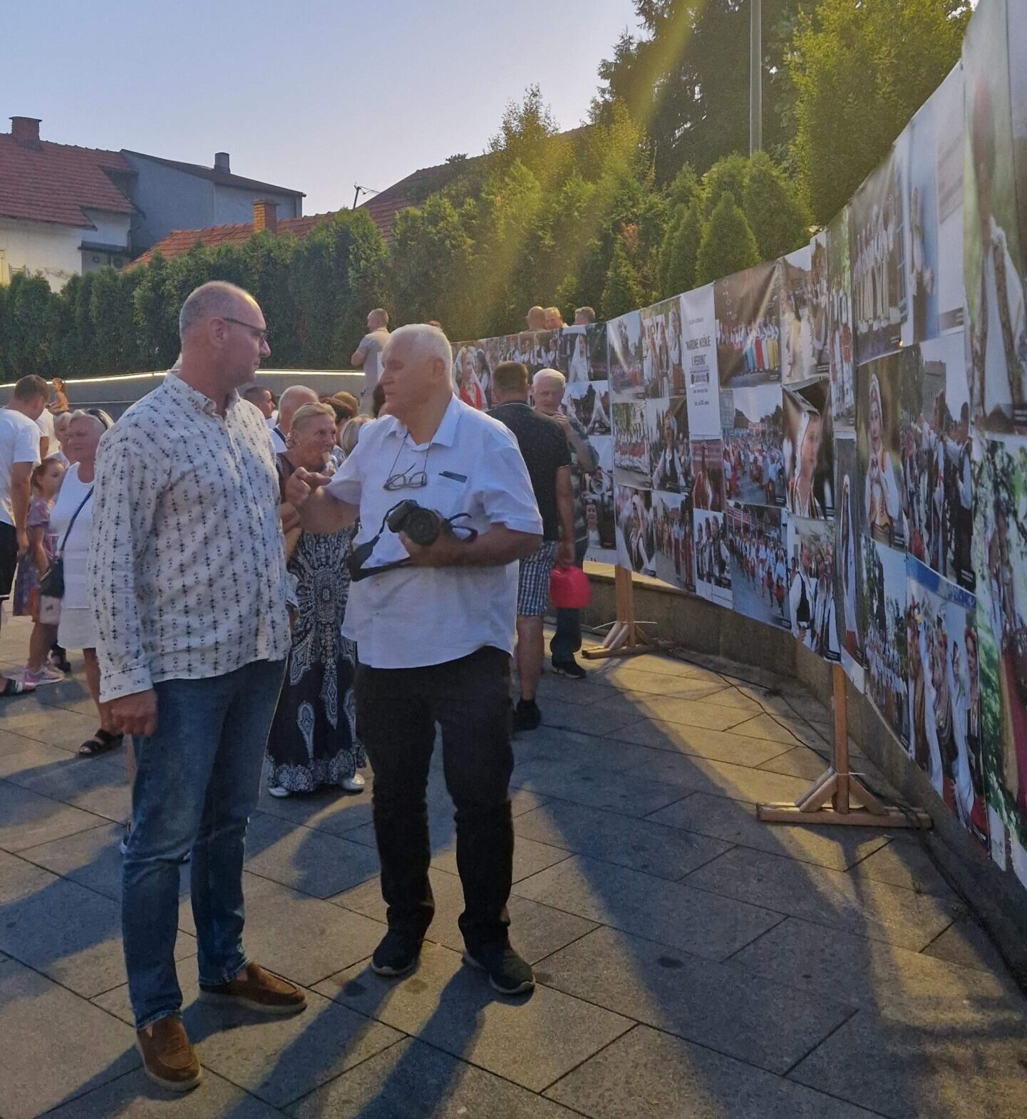Na Trgu slobode gradonačelnik Lugavić otvorio izložbu “Narodne nošnje regiona”