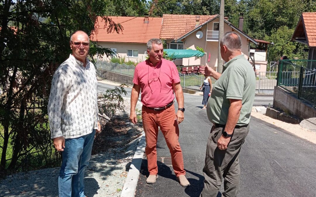 Gradonačelnik Lugavić posjetio MZ Slavinovići gdje je završeno asfaltiranje puta u naselju Lipik