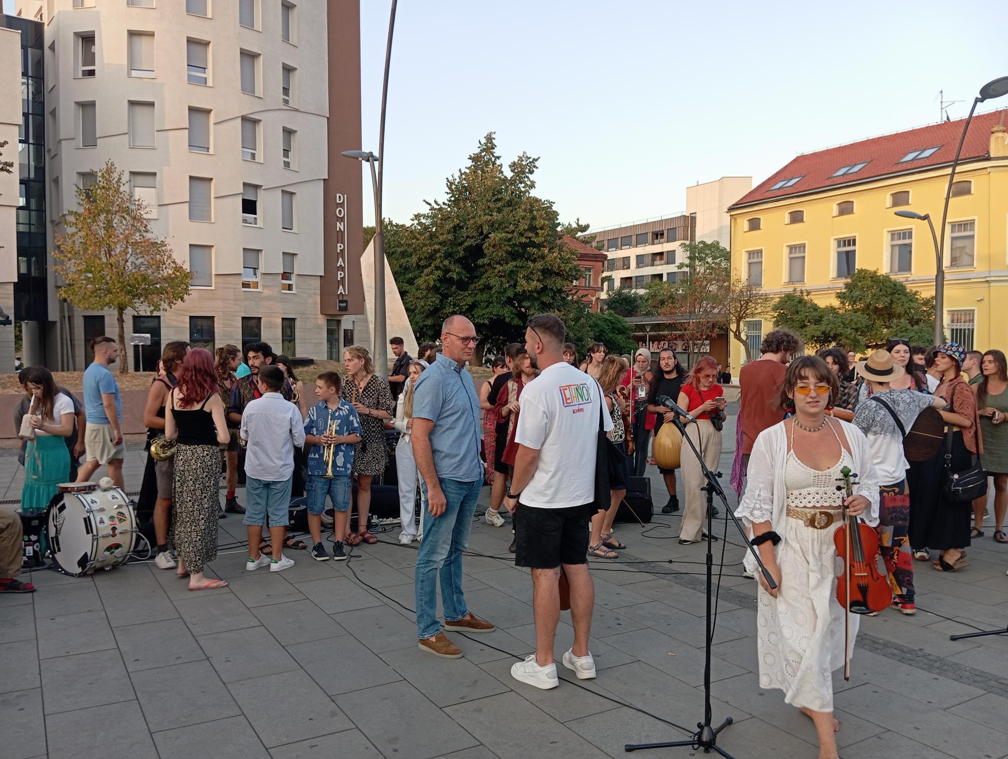 ETHNO festival mladih-gradonačelnik Lugavić prisustvovao jedinstvenom muzičkom događaju na Trgu slobode